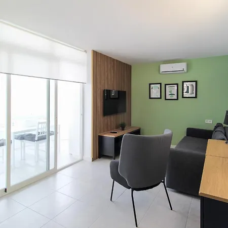 Lovely In With Kitchenette דירה *