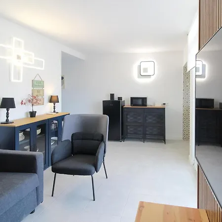 דירה Lovely In With Kitchenette