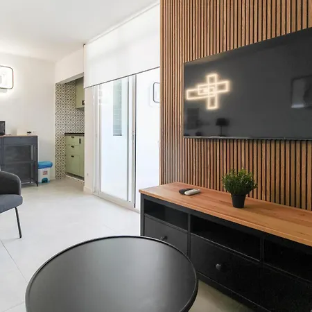 Lovely In With Kitchenette דירה